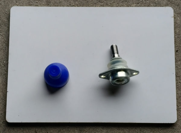 rotule de suspension basse pour taxis anglais avec son cache bleu sur plaque blanche vue de derriere