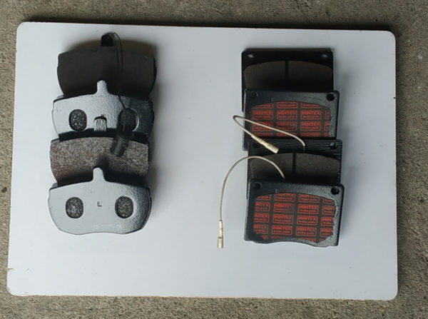 plaquettes de frein deux rangées de quatre deux modeles de montage pieces automombiles presentees sur un plaque blanche