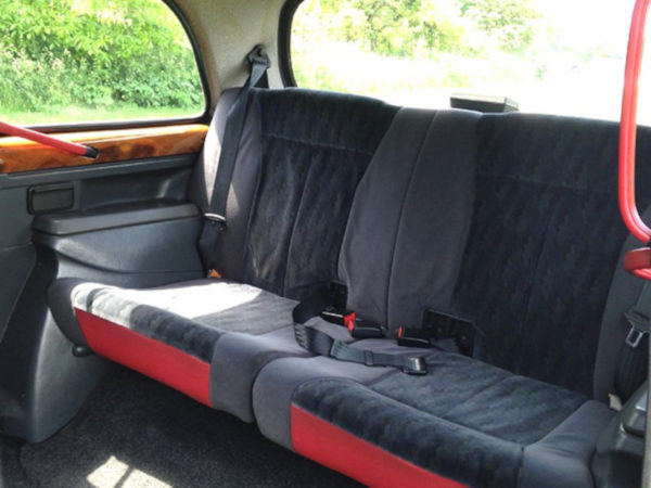 vue d'une banquette en velours de taxis anglais