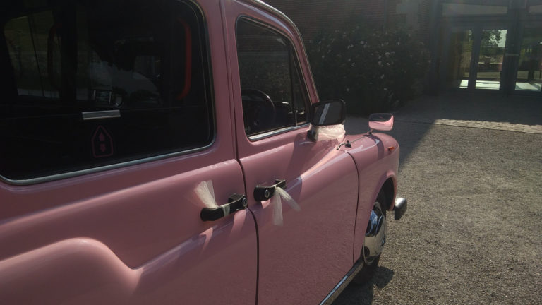 TaxiFun Mariage en taxi anglais rose avec chauffeur