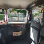 TaxiFun Mariage en taxi anglais blanc à Orléans décoration en tulles blancs
