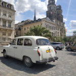 TaxiFun Mariage en taxi anglais blanc à Orléans décoration en tulles blancs