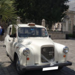 TaxiFun Mariage en taxi anglais blanc à Orléans décoration en tulles blancs