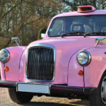 unique taxi anglais rose de France Location taxi anglais rose avec chauffeur événement mariage tournage exposition commerciale marketing communication publicité enterrement de vie de jeune fille EVJF enterrement de vie de jeune garçon EVJG wedding voituredemariage weddingcar weddinginspiration