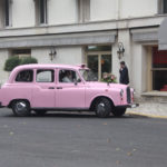 Location-taxi-anglais-rose-avec-chauffeur-voiture-de-mariages