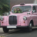 taxi anglais rose voiture mariage original