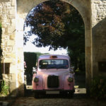 taxi-anglais-rose-à-louer-voiture-de-mariage