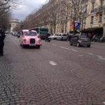 TaxiFun le taxi anglais rose dans les rues de Paris pour la Fashionweek en tant que TeamCar pour le joaillier parision Gemmyo