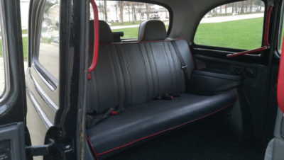 banquette en vinyl anthracite avec appuies-têtes dans taxi anglais