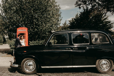 taxi anglais noir cabine téléphonique rouge couple de jeunes mariés