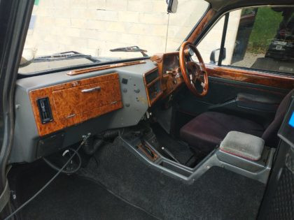 boiseries taxi anglais boite à gants tableau de bord et volant en bois
