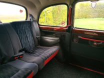 banquette velours dans compartiment passager taxi anglais