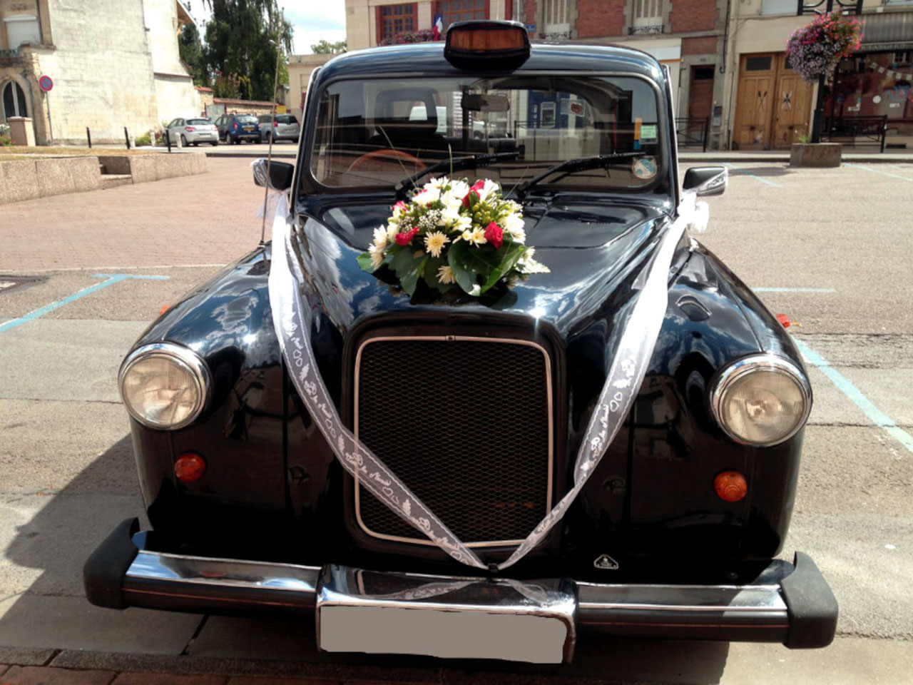 taxi anglais noir décoration florale bandes de tulle capot