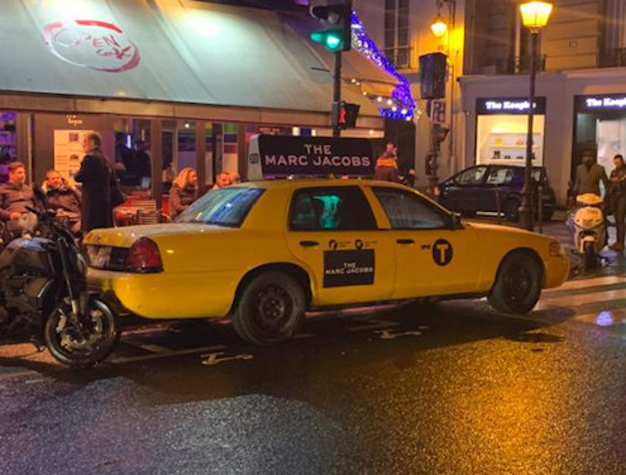 taxi new-yorkais crown victoria avec signalétique Marc Jacbos