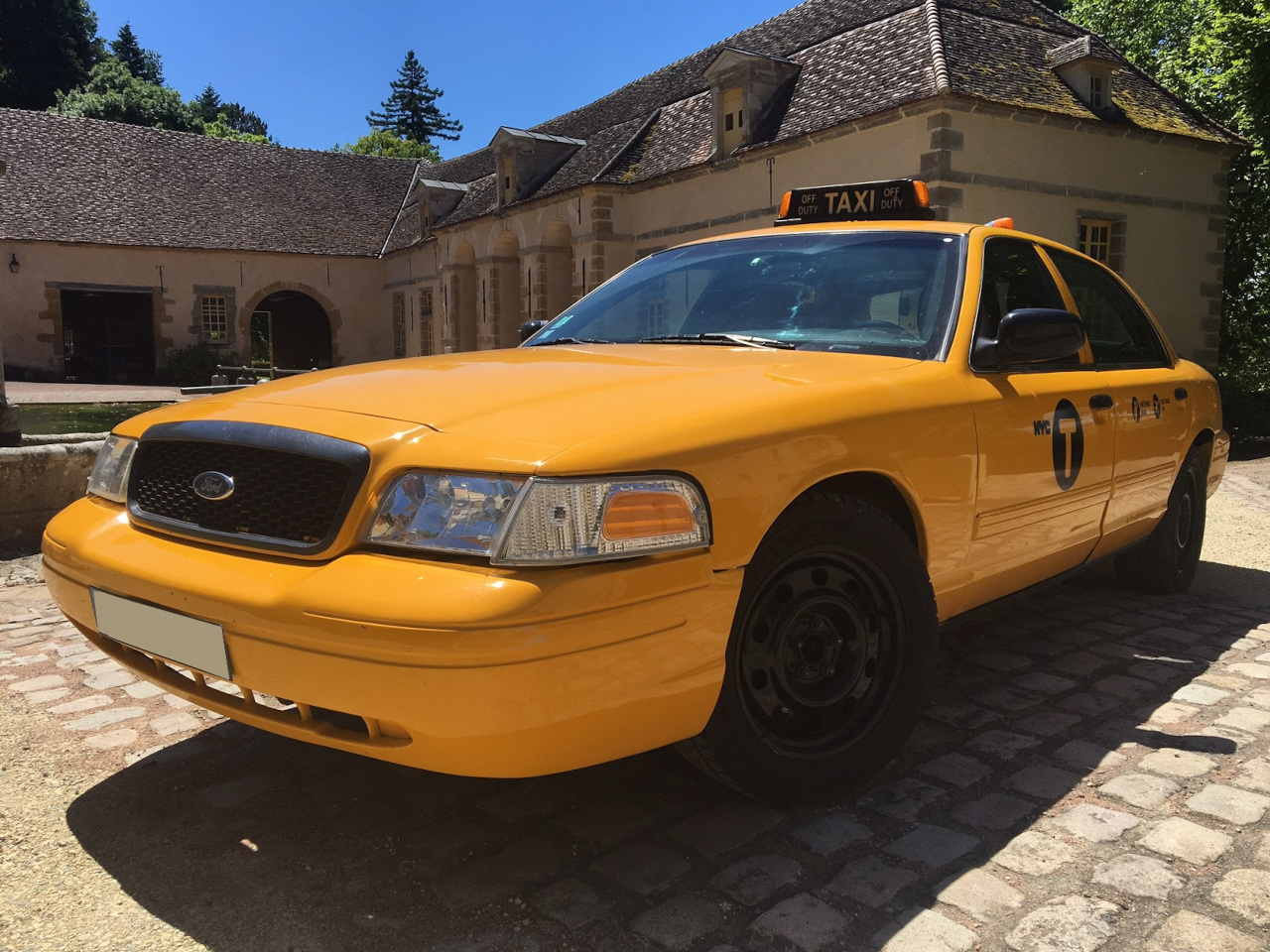 nos cabs a louer taxi new-yorkais crown victoria yellow cab devant chateau 