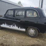 taxi anglais avec frise de londres sur le cote en autocollant