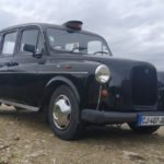 vue trois quart avant droite taxi anglais noir fairway en plaques françaises