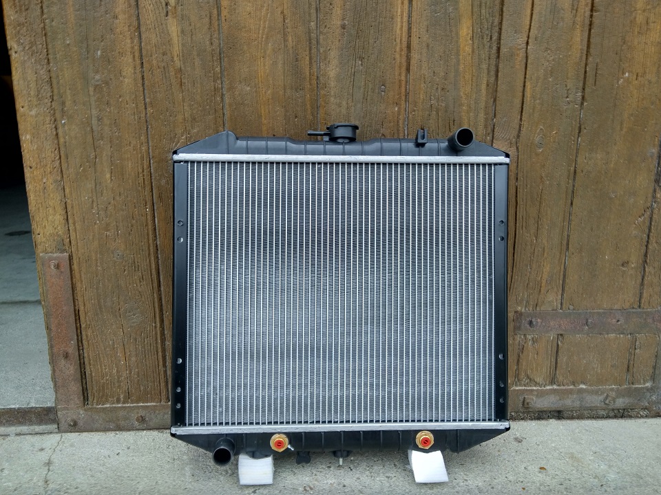 radiateur refroidissement taxi anglais devant porte de garage en bois