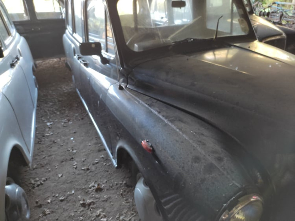 vue trois quart avant d'un taxi anglais noir couvert de poussière
