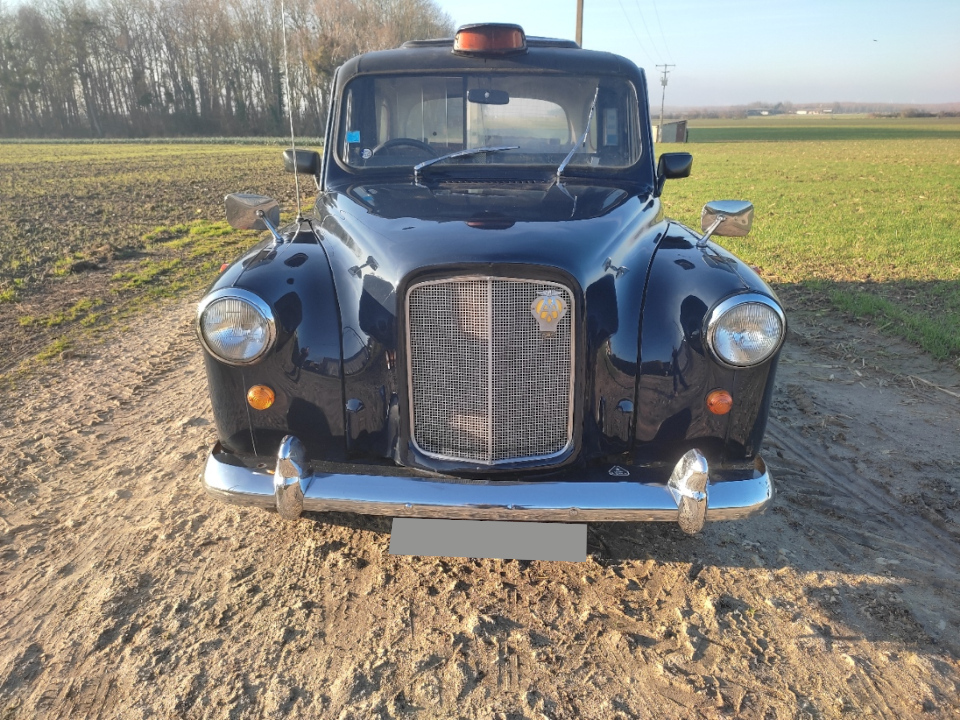 taxi anglais fairway noir avec pare chocs chromes vue avant