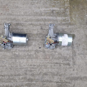 deux pieces automobiles en metal gris sur sol en beton gris