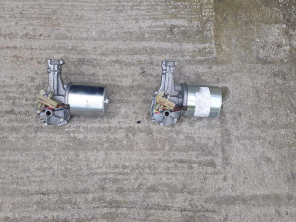 deux pieces automobiles en metal gris sur sol en beton gris