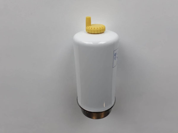 filtre gasoil voiture sur fonds blanc