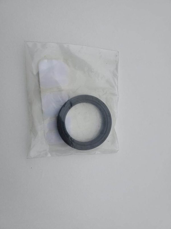 joint noir caoutchouc dans pochette plastique sur fonds blanc