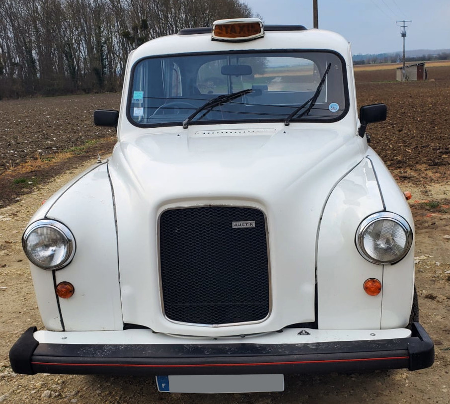 taxi anglais blanc vu de face
