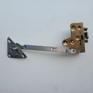 mecanisme fermeture porte arriere taxi anglais vue horizontale sur fonds blanc