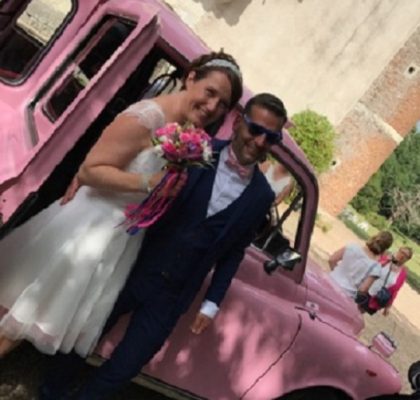 Le seul taxi anglais rose de France est chez TaxiFun voiture de mariage avec chauffeur