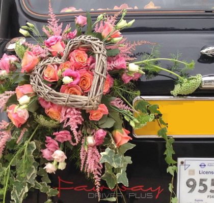 Le "Taxi Wendy" de TaxiFun de mariagevelours boiseries cosy charme à l'anglaise taxi anglais intérieur compartiment passagers du taxi anglais, strapontins black cab Londres TaxiFun location taxi anglais voiture de mariage champagne mariés bisous décoration fleurs mariage