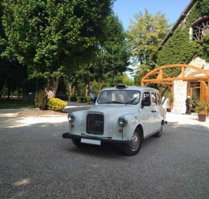taxi anglais blanc voiture de mariage Abbaye Royale Notre Dame de Cercanceaux location taxi anglais
