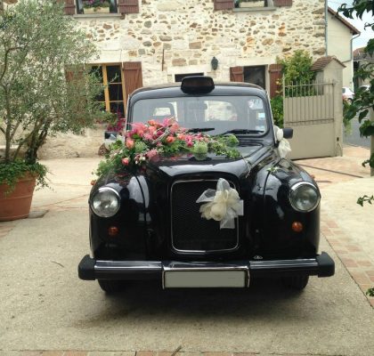 taxi anglais location voiture de mariage avec chauffeur black cab Londres cab anglais décoration voiture de mariage fleurs décoration florale wedding