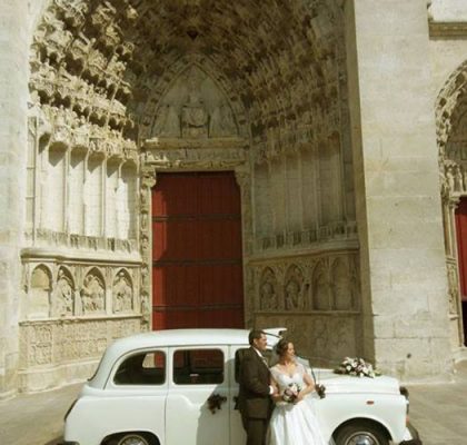 Le "Taxi Blanc" de TaxiFun voiture de mariage velours boiseries cosy charme à l'anglaise taxi anglais intérieur compartiment passagers du taxi anglais, strapontins black cab Londres TaxiFun location taxi anglais voiture de mariage champagne mariés bisous