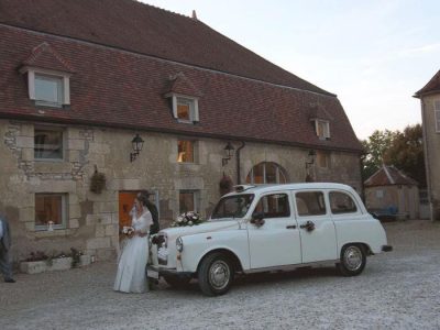 Le "Taxi Blanc" de TaxiFun avec les mariés