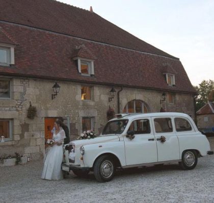 Le "Taxi Rose" de TaxiFun voiture de mariage velours boiseries cosy charme à l'anglaise taxi anglais intérieur compartiment passagers du taxi anglais, strapontins black cab Londres TaxiFun location taxi anglais voiture de mariage champagne mariés bisous