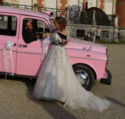 Le "Taxi Rose" de TaxiFun voiture de mariage velours boiseries cosy charme à l'anglaise taxi anglais intérieur compartiment passagers du taxi anglais, strapontins black cab Londres TaxiFun location taxi anglais voiture de mariage champagne mariés bisous