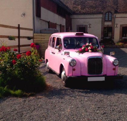 Le "Taxi Rose" de TaxiFun voiture de mariage velours boiseries cosy charme à l'anglaise taxi anglais intérieur compartiment passagers du taxi anglais, strapontins black cab Londres TaxiFun location taxi anglais voiture de mariage champagne mariés bisous