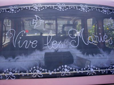 Le taxi anglais rose de TaxiFun de mariage